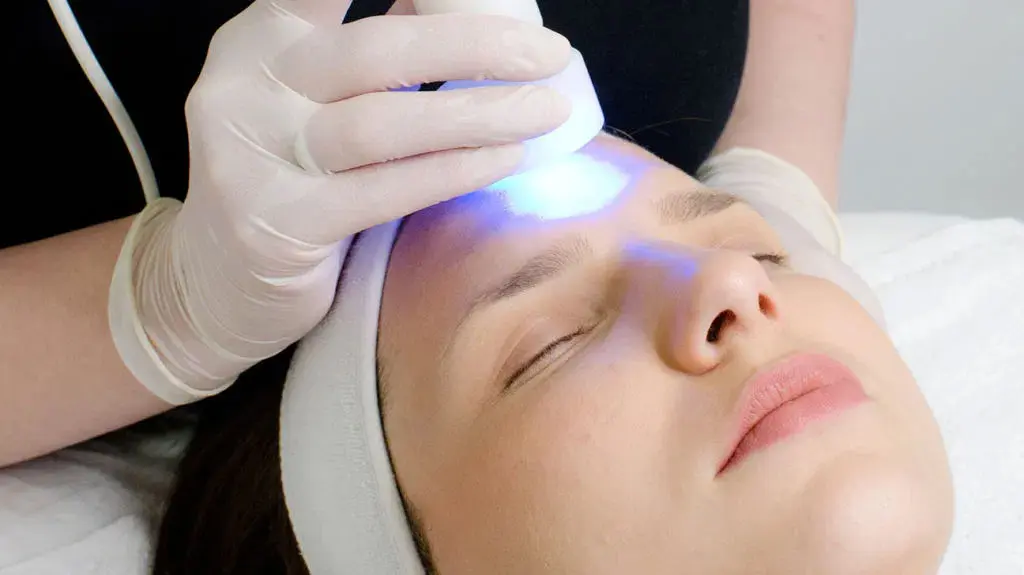 Cold-Laser-Facial-treatment.jpg